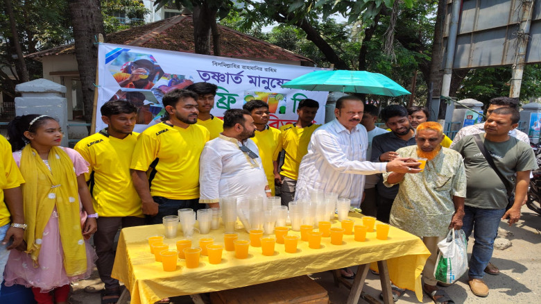 যশোরে প্রচণ্ড গরমে তৃষ্ণার্তদের মাঝে ‘ছিন্নমূল সমাজ কল্যাণ সংস্থা’র শরবত বিতরণ
