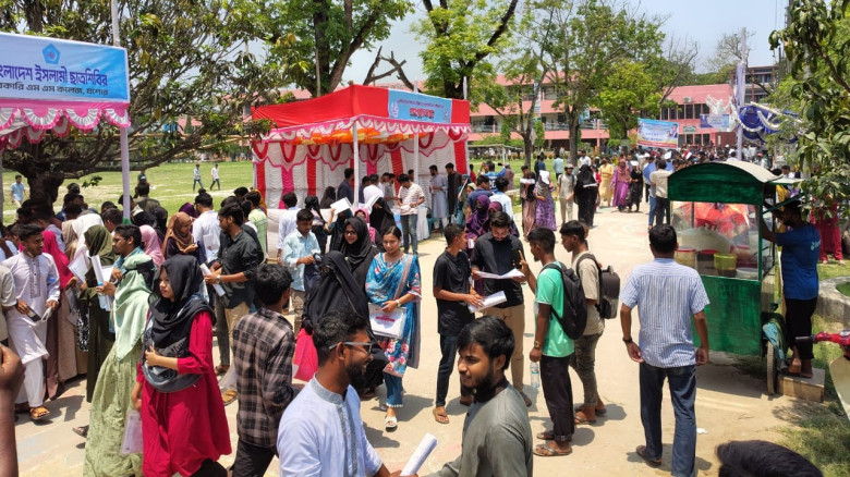 যশোরে উৎসবমুখর পরিবেশে জাতীয় বিশ্ববিদ্যালয়ের ভর্তি পরীক্ষা অনুষ্ঠিত
