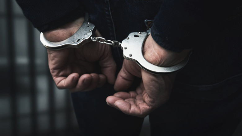 যশোরের কুখ্যাত চোর স্পাইডার শামীম আবারও আটক করেছে ডিবি পুলিশ, চুরির গহনা উদ্ধার