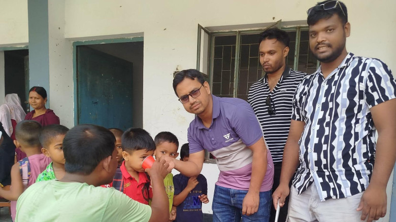 অভয়নগরে শিশু শিক্ষার্থীদের মাঝে খাবার স্যালাইন ও লেবুর শরবত বিতরণ