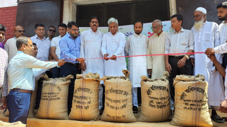 সরকার নির্ধারিত মূল্যে কৃষকরা উৎপাদিত ফসলের ন্যায্...