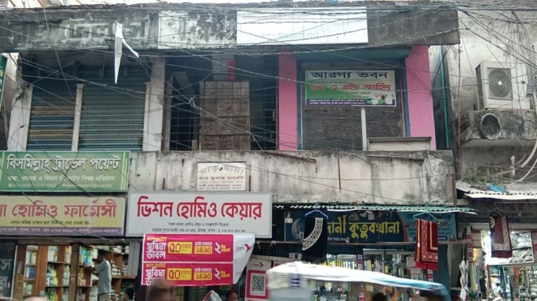 চৌরাস্তা মোড়ে মাতৃছায় খানা সুপার মার্কেটের ৮ দোকান...