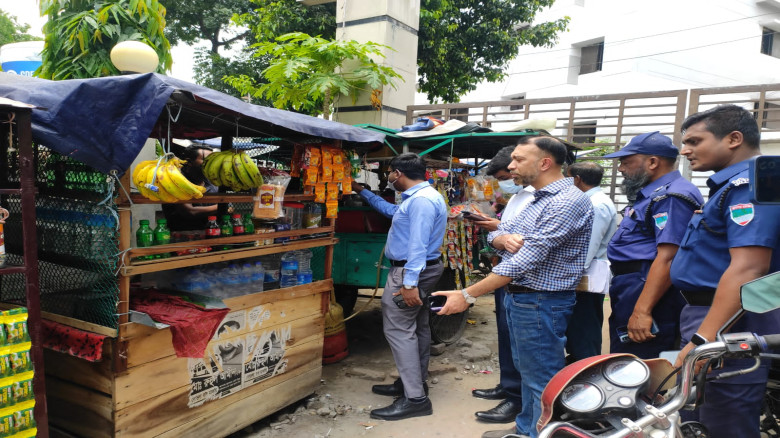 অবৈধ পার্কিং ও কাগজপত্র না থাকায় অ্যাম্বুলেন্স চালককে জরিমানা