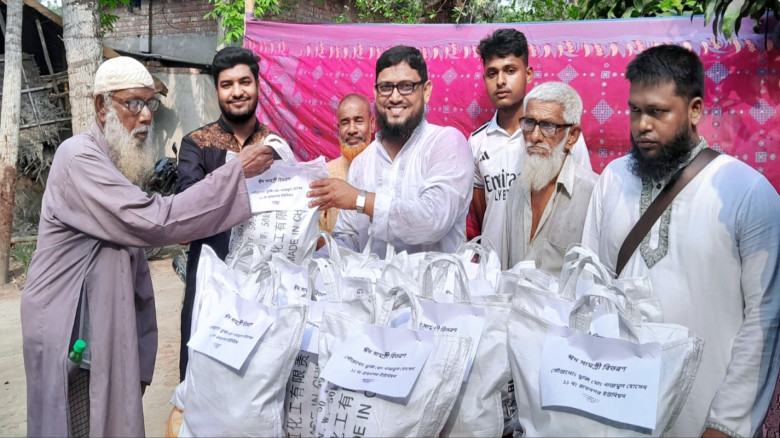 মুন্সি নাজমুল হোসেনের সৌজন্যে রামনগরে ৭০ পরিবারের মাঝে ঈদ সামগ্রী বিতরণ