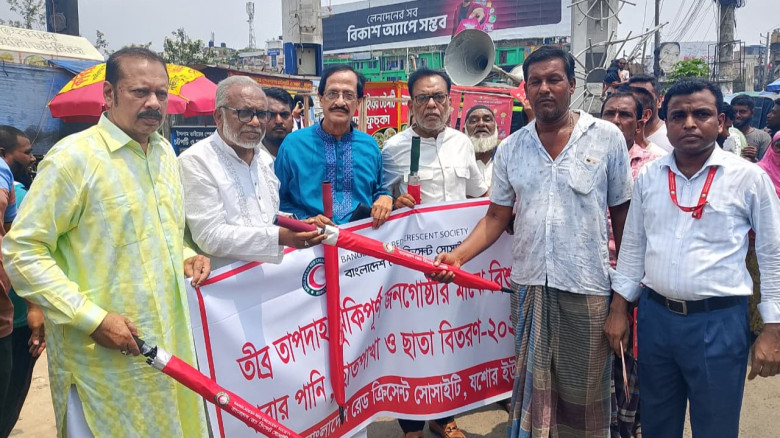 তীব্র গরমে যশোরে রেড ক্রিসেন্টের ছাতা ও পানি বিতরণ