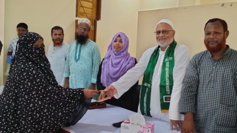 ঝিকরগাছায় অসহায় মানুষের মাঝে ঈদ উপহার হিসেবে নগদ অর্থ বিতরণ
