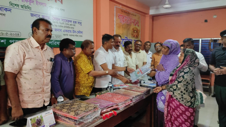 যশোরে ঈদ উপলক্ষে পূজা উদযাপন পরিষদের বস্ত্র বিতরণ