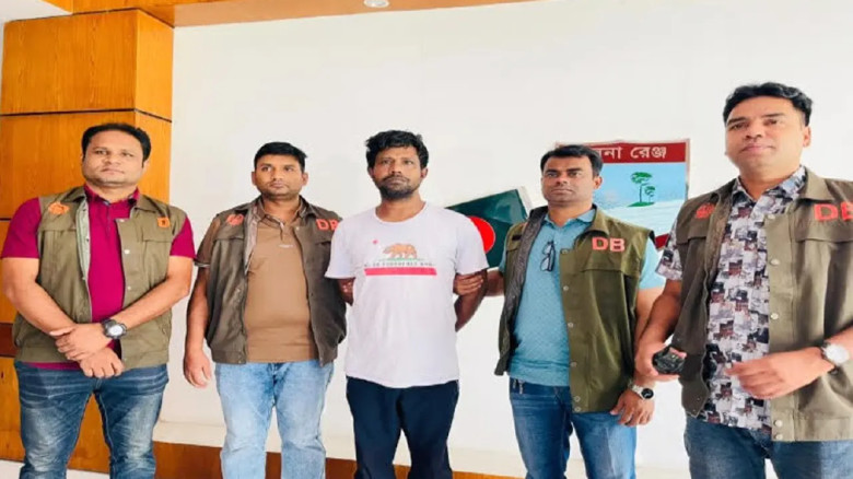 যশোরে ২০ মামলার কুখ্যাত সন্ত্রাসী ‘খোঁড়া কামরুল’ গ্রেপ্তার