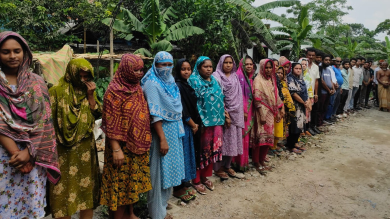বাঘারপাড়া বাজারে জেলি পুশ করা চিংড়ি মাছ জব্দ, মোবাইল কোর্টে জরিমানা