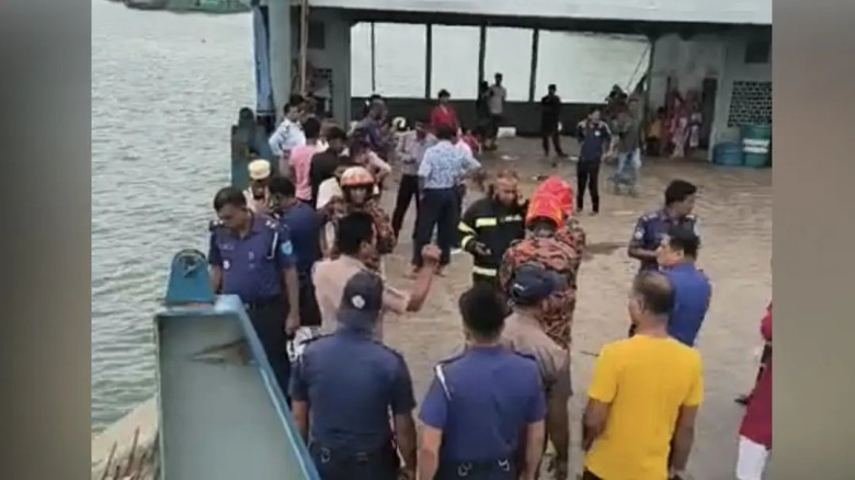 আবারও দৌলতদিয়া ঘাটে নিয়ন্ত্রণ হারিয়ে বাস পড়ল নদীতে