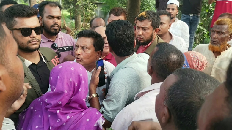 যশোরে মসজিদের মাইকে ঘোষণা দিয়ে পুলিশের কাছ থেকে বিএনপি নেতাকে ছিনতাই!