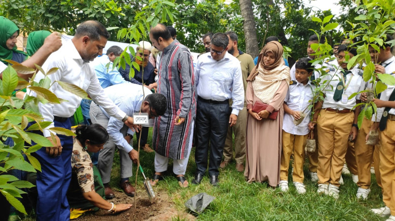 যশোরে ৫ বছরে ২৫ কোটি বৃক্ষরোপণ কর্মসূচির উদ্বোধন:  শিক্ষার্থীদের মাঝে চারা বিতরণ