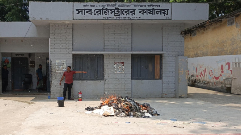 হাপানিয়া সরকারি প্রাথমিক বিদ্যালয়ের ভারপ্রাপ্ত প্রধান শিক্ষক রেজাউল ইসলামের বিদায় সংবর্ধনা