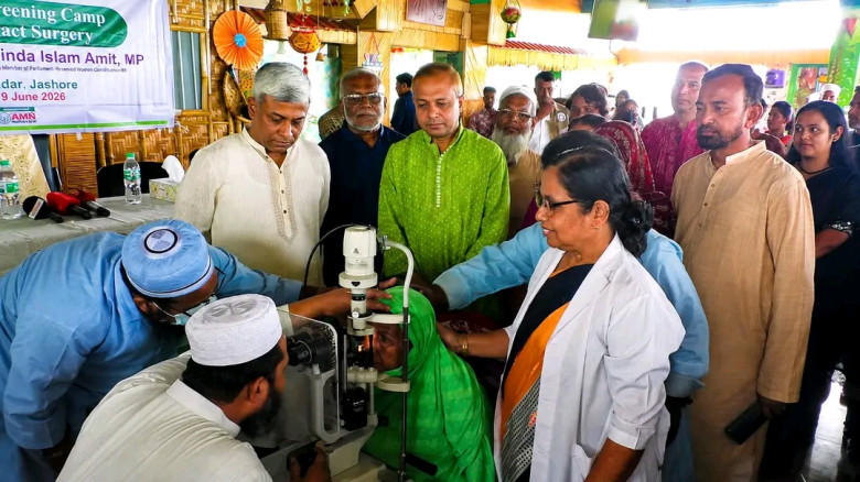 যশোরে বিদ্যুৎ প্রতিমন্ত্রীর উদ্যোগে বিনামূল্যে চক্...