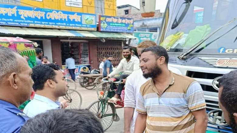 মহাসড়কে যানজট সৃষ্টির দায়ে গড়াই বাসের চালককে জরিমা...