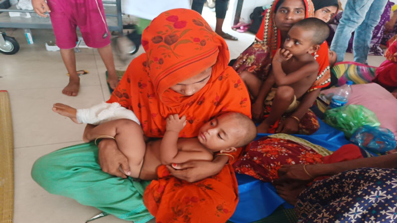 বাঘাড়পাড়ায় বাবার ওপর হামলা, কোপ লক্ষ্যভ্রষ্টে শিশু...