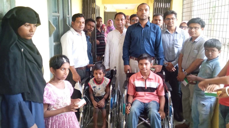 অভয়নগরে প্রাথমিক শিক্ষার্থীদের অ্যাসিসটিভ ডিভাইস ব...
