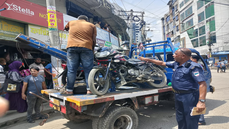যশোরে যানজট নিরসনে ট্রাফিক পুলিশের অভিযান