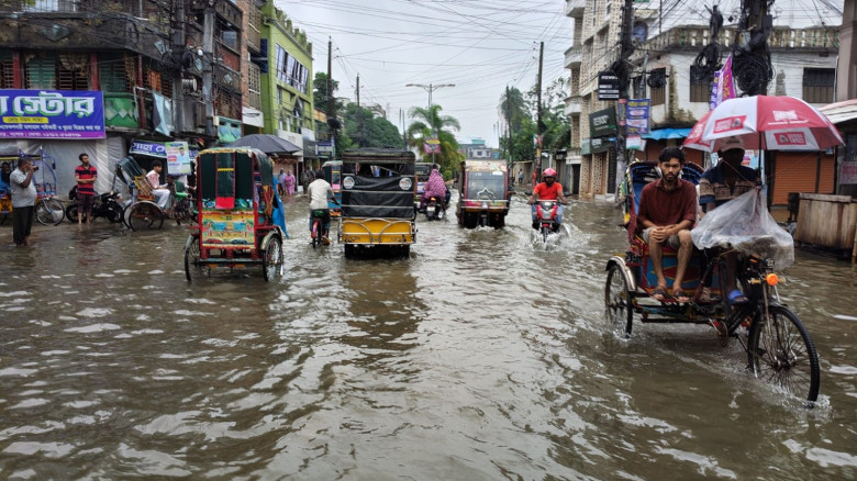 ১২ ঘণ্টার রেকর্ড বৃষ্টিতে ভাসছে যশোর: তীব্র জলাবদ্ধতায় চরম ভোগান্তিতে শহরবাসী