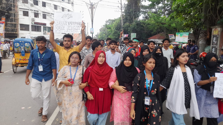 বন্যার মধ্যে এইচএসসি পরীক্ষা: শিক্ষামন্ত্রীর পদত্যাগ দাবিতে যশোরে শিক্ষার্থীদের বিক্ষোভ