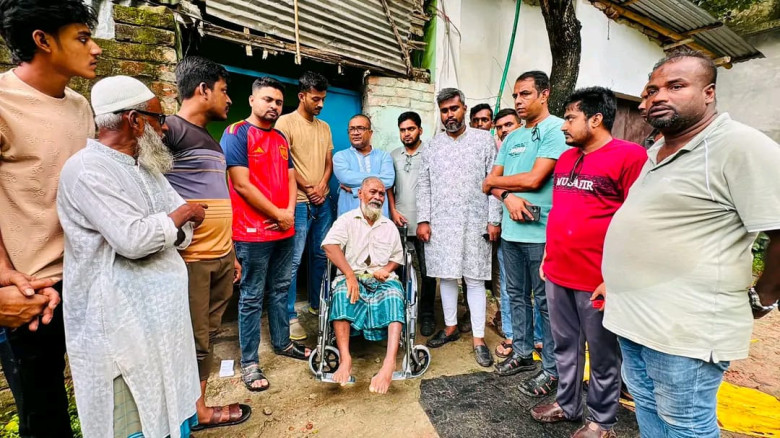 চলাচলে অক্ষম হানিফকে আল মামুন ফাউন্ডেশনের পক্ষ থেকে হুইলচেয়ারর উপহার