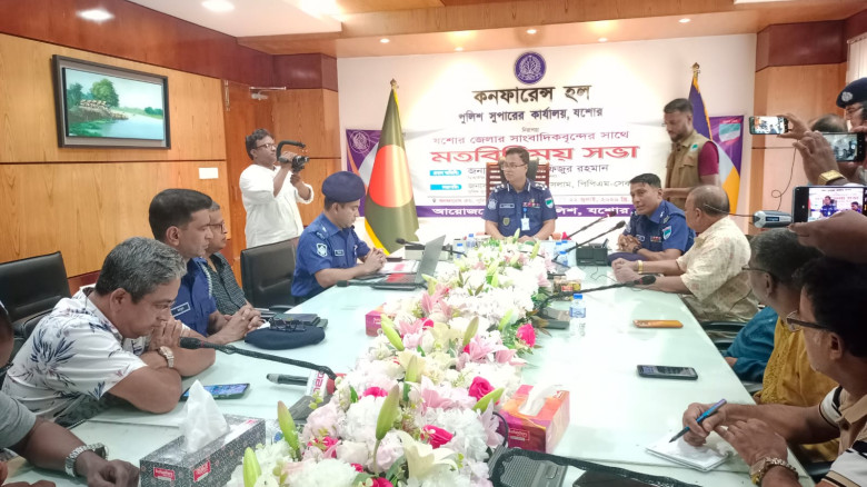 ​যশোরে সচেতন নারী সমাজের মানববন্ধন