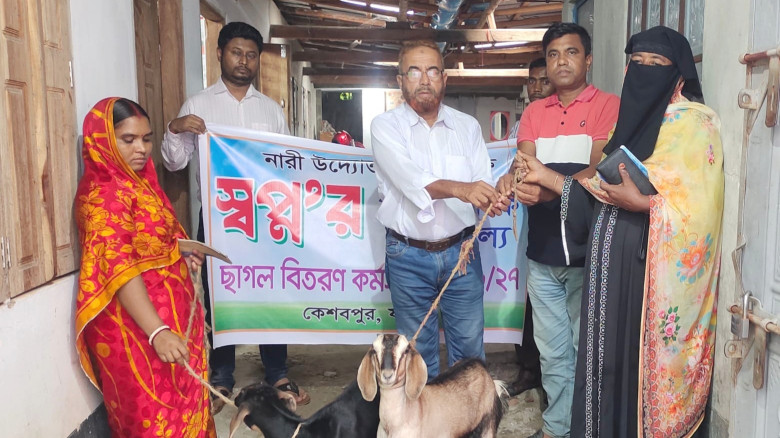 কেশবপুরে নারীদের স্বাবলম্বী করতে ছাগল বিতরণ