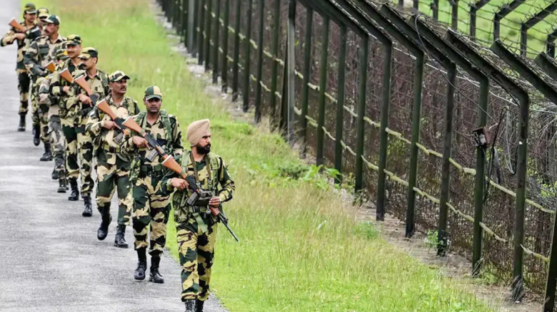 যশোর সদর হাসপাতালে রোগীদের জন্য ফ্যান, হুইলচেয়ার-ট্রলি ও বিভিন্ন সহায়তা বিতরণ