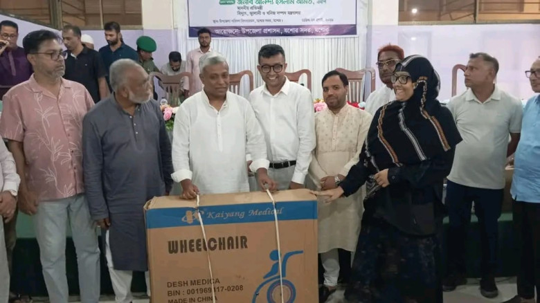 যশোর সদর হাসপাতালে রোগীদের জন্য ফ্যান, হুইলচেয়ার-ট্রলি ও বিভিন্ন সহায়তা বিতরণ