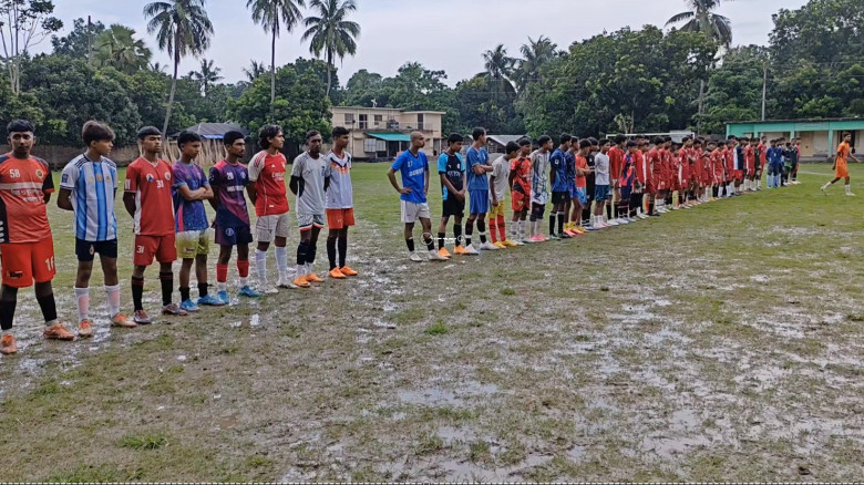 বৃষ্টি উপেক্ষা করে বাঘারপাড়ায় ফুটবলার ট্যালেন্টহান্ট: কাদামাটির মাঠে তরুণদের স্বপ্নের দৌড়