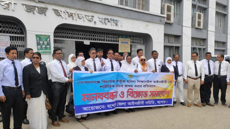 যশোরে ফ্ল্যাট দখল ও চাঁদা দাবি, সংবাদ সম্মেলনে ব্যবসায়ীর জীবনের নিরাপত্তা দাবি