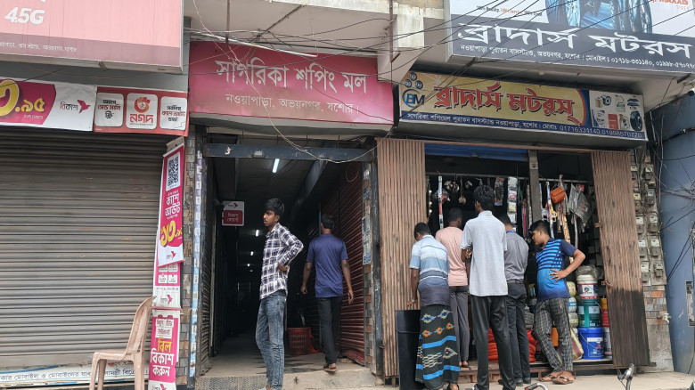 ১৫ মিনিটে দুই দোকানের সাটার ভেঙে ৬৭ হাজার টাকা চুর...