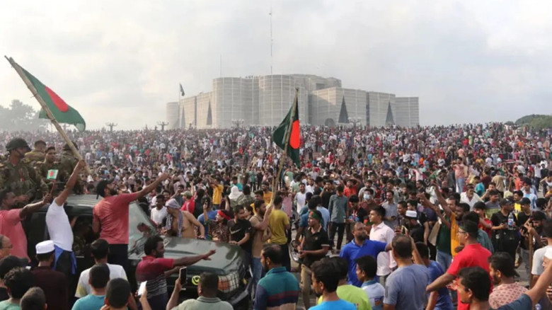 রক্তের আখরে লেখা গণঅভ্যুত্থান, ইতিহাসের নতুন বাঁকে বাংলাদেশ