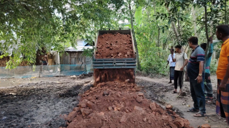 শার্শায় গ্রামীণ সড়কের বেহাল অবস্থা: নিজ অর্থায়নে রাস্তা মেরামতে নামলেন চেয়ারম্যান প্রার্থী