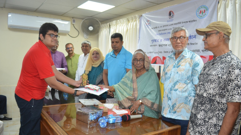 নিজের অর্থায়নে চলাচলের অনুপযোগী রাস্তা সংস্কার করলেন চেয়ারম্যান পদপ্রার্থী শামীম হোসেন