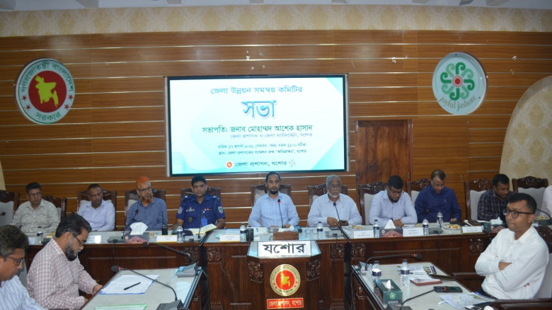 ছাত্রদল নেতাকে থাপড়ানোর অভিযোগ: যশোর শিক্ষা বোর্ড সচিবের অপসারণ দাবিতে বিক্ষোভ