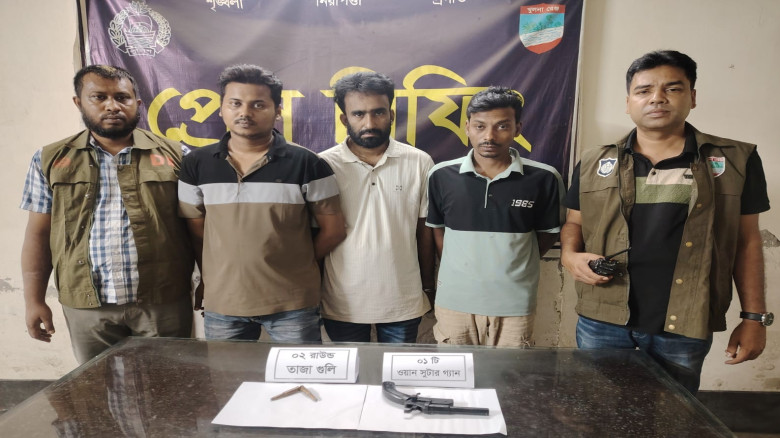 যশোরে অস্ত্র ও গুলিসহ ৩ চিহ্নিত সন্ত্রাসী গ্রেপ্তার, মোটরসাইকেল জব্দ