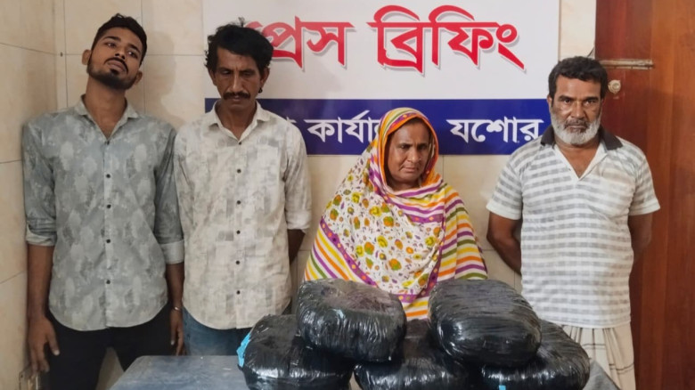 যশোরে অস্ত্র ও গুলিসহ ৩ চিহ্নিত সন্ত্রাসী গ্রেপ্তার, মোটরসাইকেল জব্দ