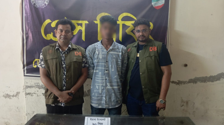 যশোরে অস্ত্র ও গুলিসহ ৩ চিহ্নিত সন্ত্রাসী গ্রেপ্তার, মোটরসাইকেল জব্দ