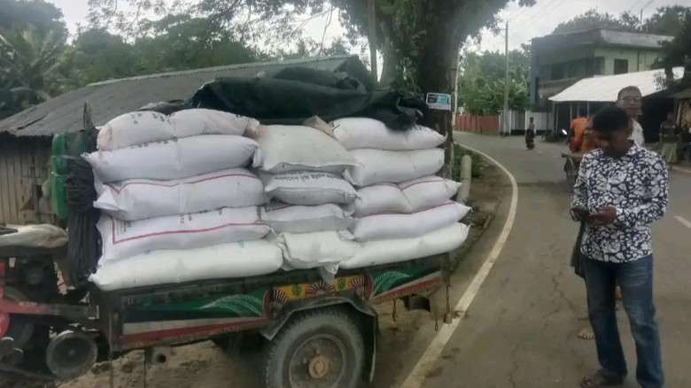 চৌগাছায় ৩৭ বস্তা সরকারি সার জব্দ, নছিমনচালককে জরিমানা