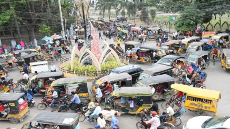 যশোরে ইজিবাইক-অবৈধ রিকশাই কি যানজটে মূল কারণ;