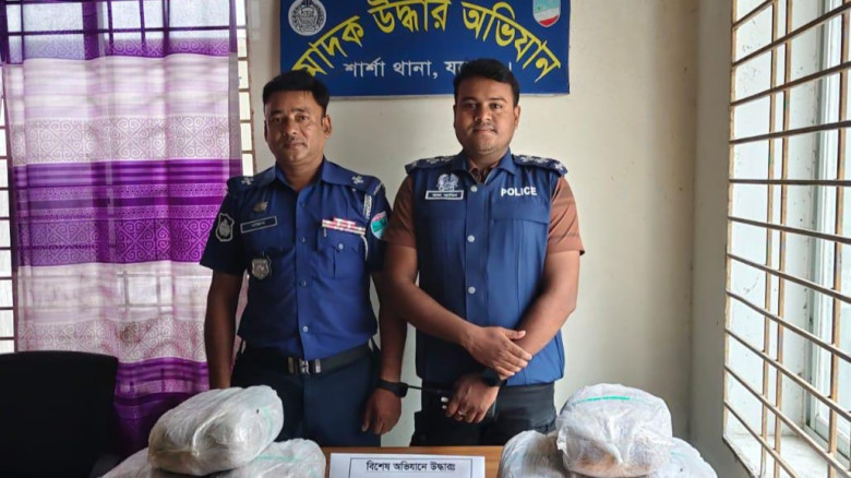 পুলিশ দেখে বস্তা ফেলে পালালো মাদক কারবারি: শার্শায় ১২ কেজি গাঁজা উদ্ধার