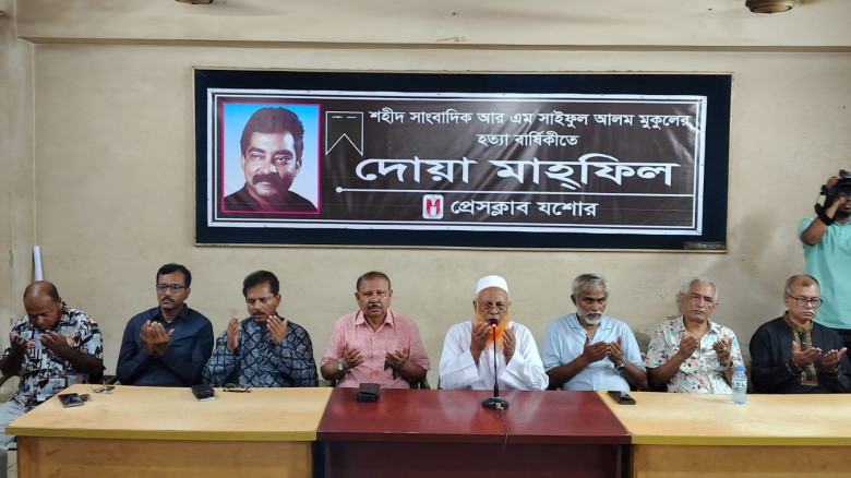 যশোরে র‌্যাবের অভিযান: ৩৭ কেজির বেশি জেলি পুশকৃত চিংড়ি জব্দ