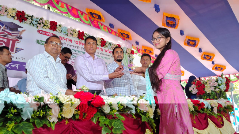 যশোর পুলিশ লাইন মাধ্যমিক বিদ্যালয়ে কৃতী শিক্ষার্থী সংবর্ধনা