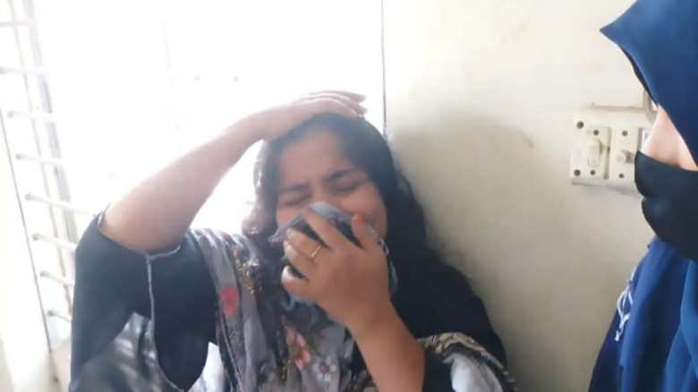 যশোর সদর হাসপাতালে সোনার চেইন ছিনতাইয়ের সময় নারী ছিনতাইকারী আটক