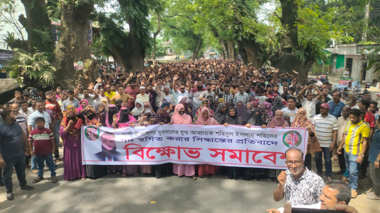 শার্শায় যুবদল নেতার পদ অব্যাহতির প্রতিবাদে বিশাল বিক্ষোভ মিছিল ও সড়ক অবরোধ