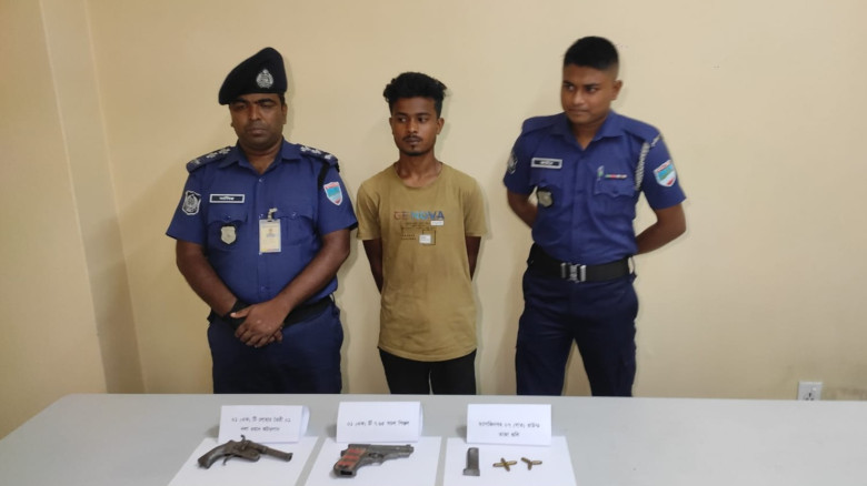 যশোরের অভয়নগরে অস্ত্রগুলিসহ বাহারুল হত্যা মামলার আ...