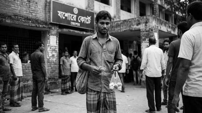 ক্ষুধার তাড়নায় ভাত ভেবে মিষ্টির প্যাকেট কেড়ে নেওয়া...