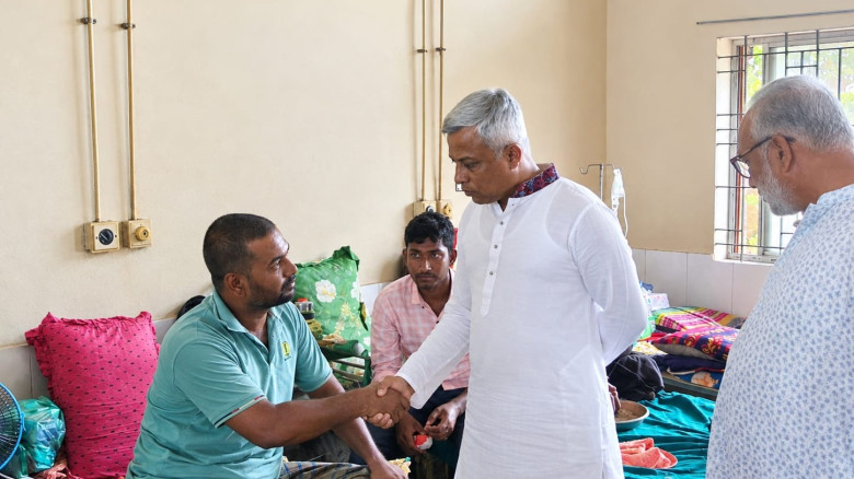 সাংবাদিক মনিরুজ্জামানকে দেখতে হাসপাতালে প্রতিমন্ত্...