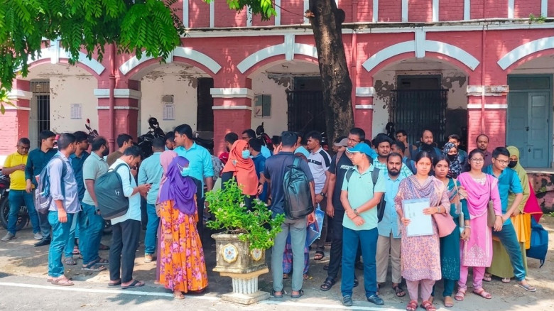 যশোরে নিয়োগপত্র পাওয়ার দাবিতে চূড়ান্ত সুপারিশপ্রাপ...